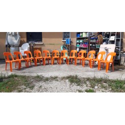 12 Chaises Plastic Orange Empilables