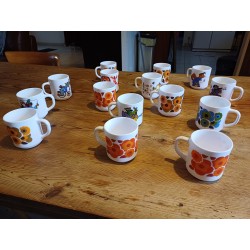 9 Tasses Vintage des Années 70 Arcopal