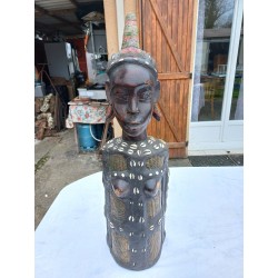 Statue Africaine Femme Bois , laiton , Perles , Coquillages