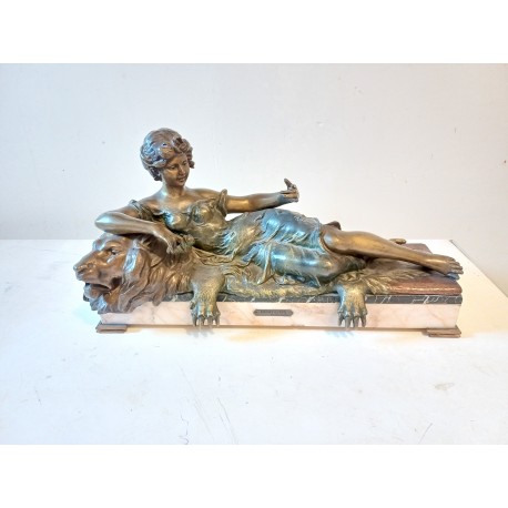 Régule sur Marbre Méditation par Géo Maxim