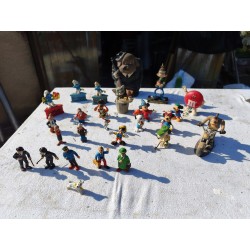 Lot de 26 Figurines de Bandes déssinées