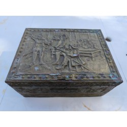 Coffret Ancien en Laiton repoussé