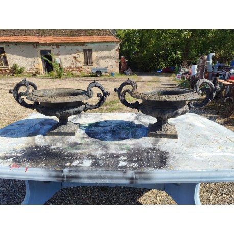 Paire de Vases en Fonte à oreilles 19 éme
