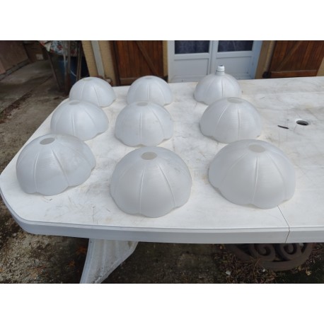 Lot de 9 Suspensions Vintage en Verre Opalin Blanc