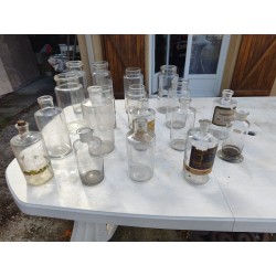 Lot de Bocaux et Flacons Anciens en Verre de Pharmacie
