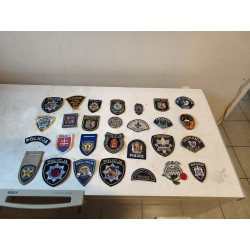 Lot de 28 écussons des Polices du Monde